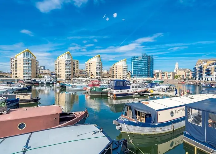 Luxurious Houseboat Near Canary Wharf In London