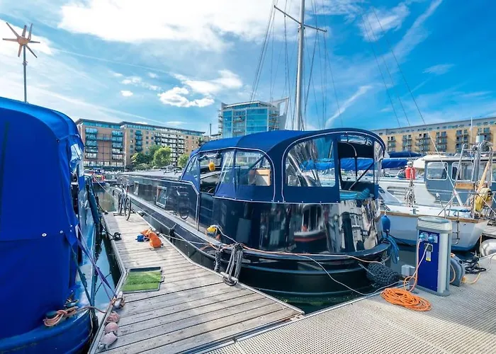 Luxurious Houseboat Near Canary Wharf In London